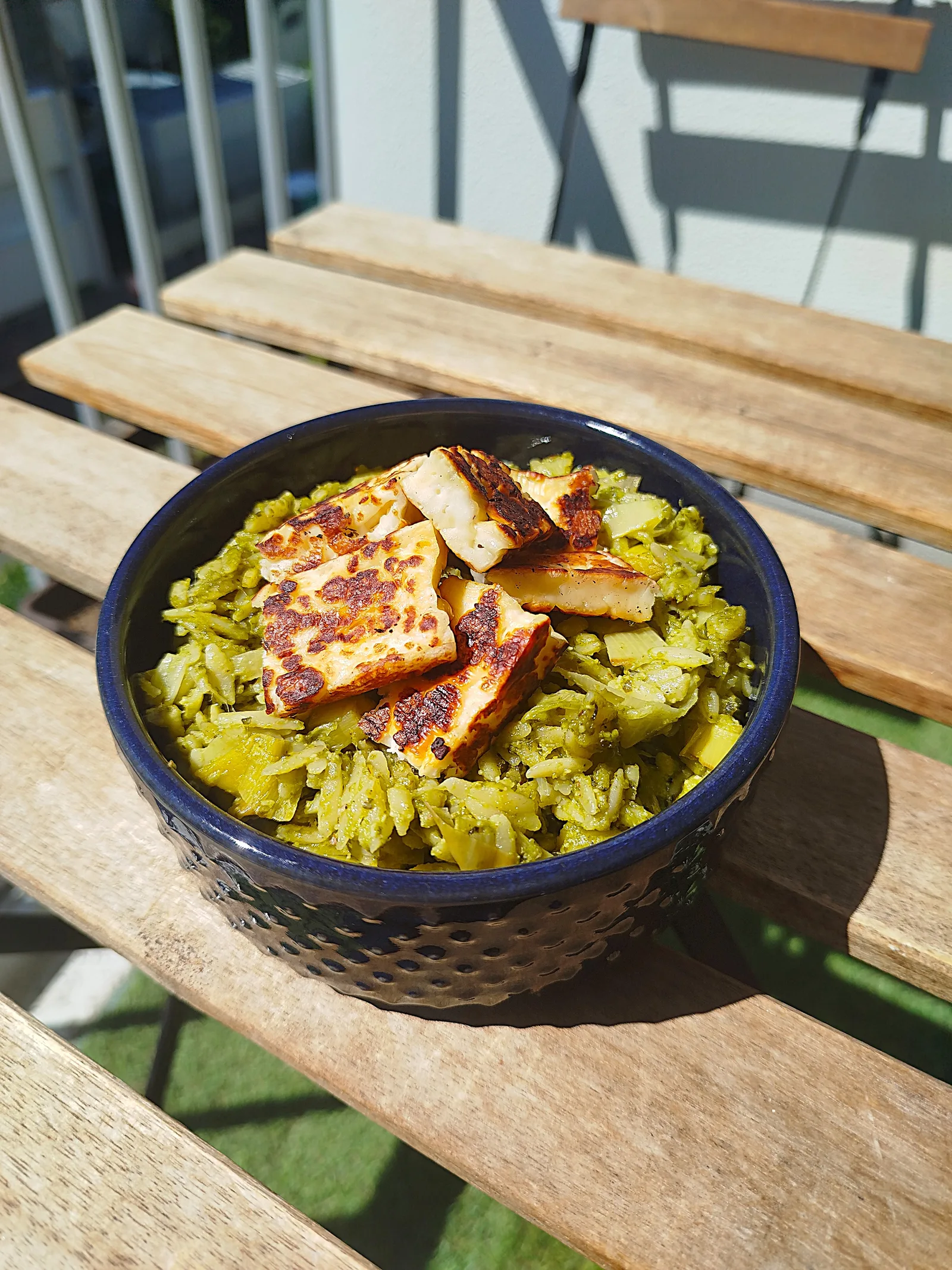 Orzo aux poireaux, pesto d'épinards et halloumi grillé