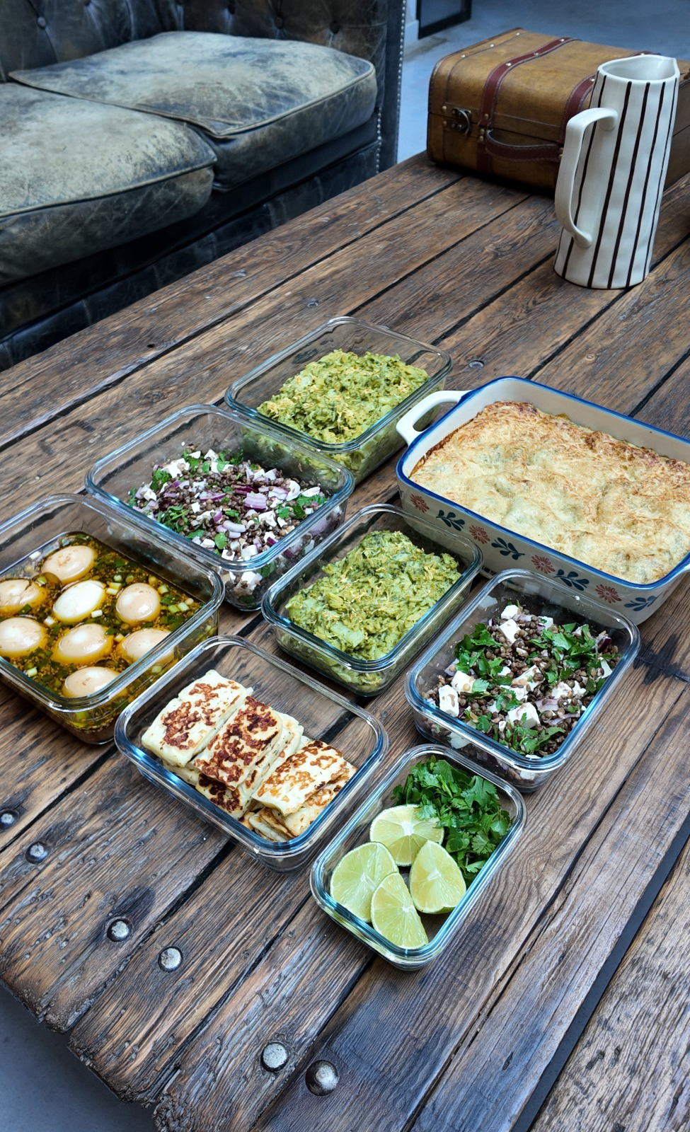 Plats batch cookés présentés sur une table en bois